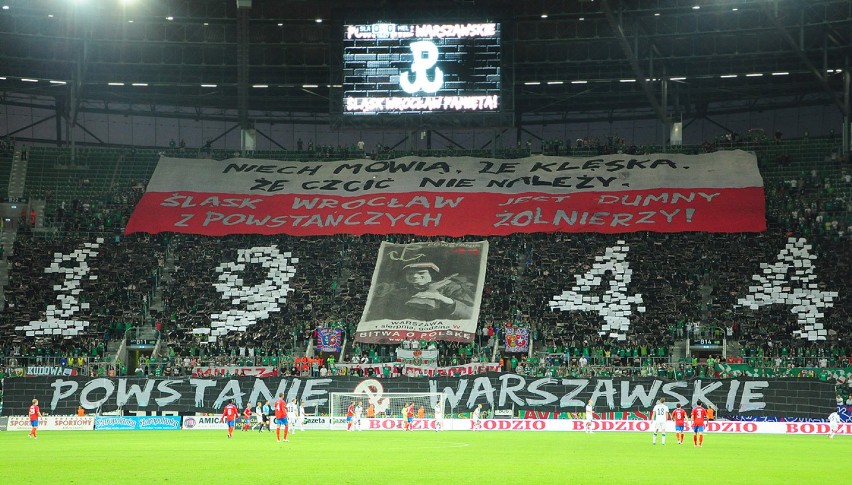 Kibice Śląska przygotowali patriotyczną oprawę meczu.