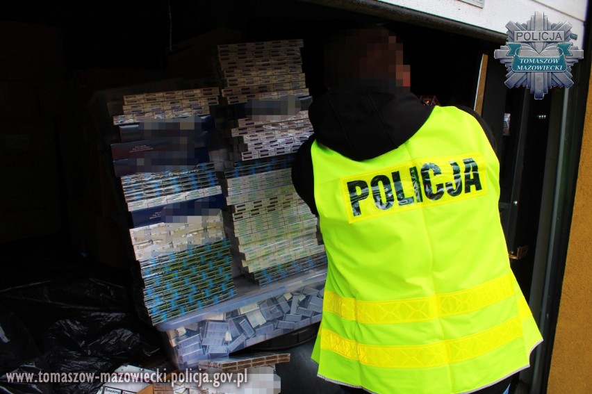 Ponad 42 tys. sztuk lewych papierosów u mieszkańca powiatu piotrkowskiego znaleźli policjanci z Tomaszowa Maz. 