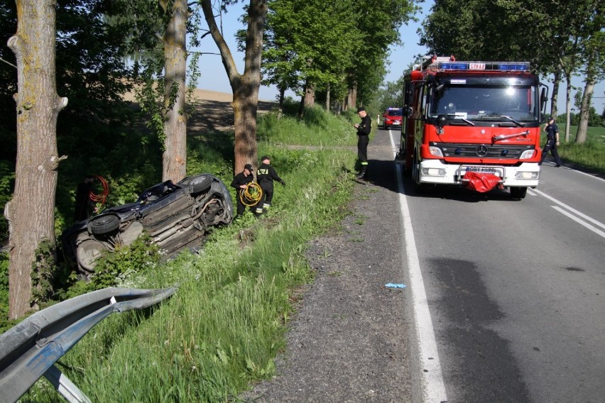 Wypadek na trasie Bytów - Kościerzyna. W miejscowości Mokrzyn samochód osobowy uderzył w drzewo 