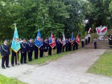 Trzeciomajowe uroczystości przed pomnikiem w Dusznikach. 