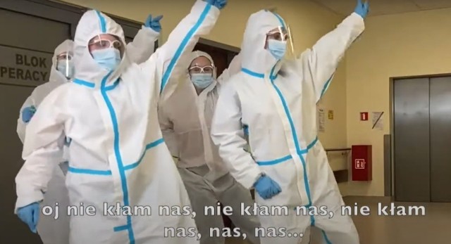 Pielęgniarki tańczą i śpiewają "Nie kłam nas". To akcja personelu ze szpitala w Katowicach