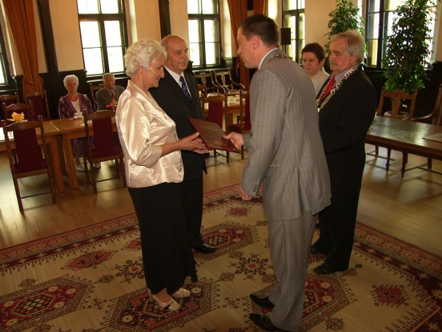 WŁADZE NOWEJ RUDY ZŁOŻYŁY GRATULACJE PAROM MAŁŻEŃSKIM ZA 50 LAT WSPÓLNEGO ŻYCIA.