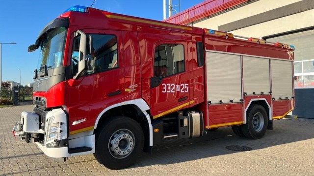 Samochód dla strażaków z Jednostki ratowniczo - gaśniczej numer 2 w Radomiu został zbudowany na podwoziu volvo.