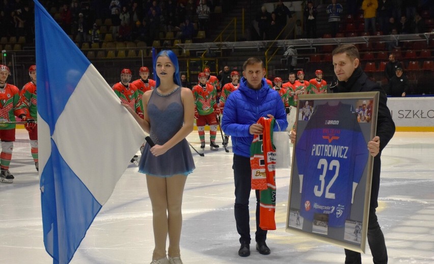 Damian Piotrowicz (z prawej) zakończył przygodę z hokejem....