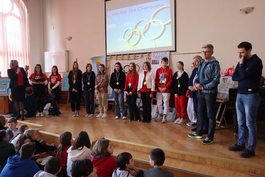 Światowy Dzień Olimpijczyka w Szkole Podstawowej nr 3 w Lęborku. Zapalono znicz olimpijski i wciągnięto flagę na maszt