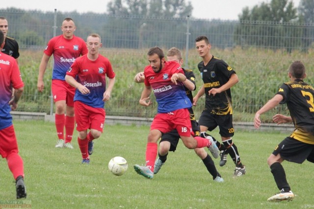 W meczu 1. kolejki A-klasy kujawsko-pomorskiej bramki strzelili: Jakub Milewski (21), Damian Milewski (78 - karny) - Sebastian Śmiałek 4 (6, 11, 52, 66).

W 11 min. Śmiałek nie wykorzystał rzutu karnego. Obronił bramkarz Oriona Krzysztof Lachowicz.



