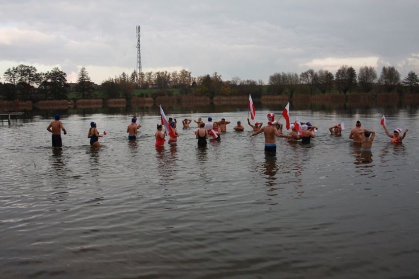 Morsy z Krzywinia uczcili Święto Narodowe kąpielą w jeziorze