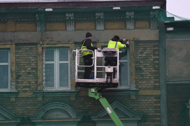 Kamienica przy ul. Niepodległości została zabezpieczona przed odpadającym tynkiem.