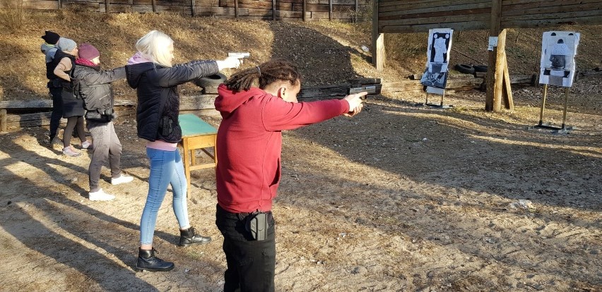 Kursanci stowarzyszenia Krav Maga w Radomiu na strzelnicy w...