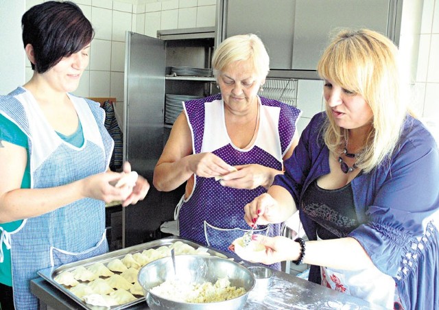 Dorota Kisiel (od prawej) zapowiada: - Mamy w menu już 15 rodzajów pierogów, ale przybędą nowe