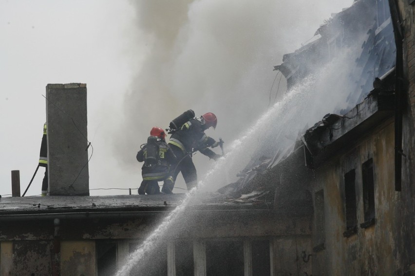 Pożar na ulicy Kartuskiej w Legnicy