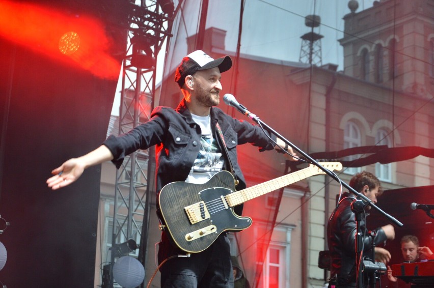 Skierniewice. Koncert Baranovskiego w strugach deszczu. Widzowie pod parasolami