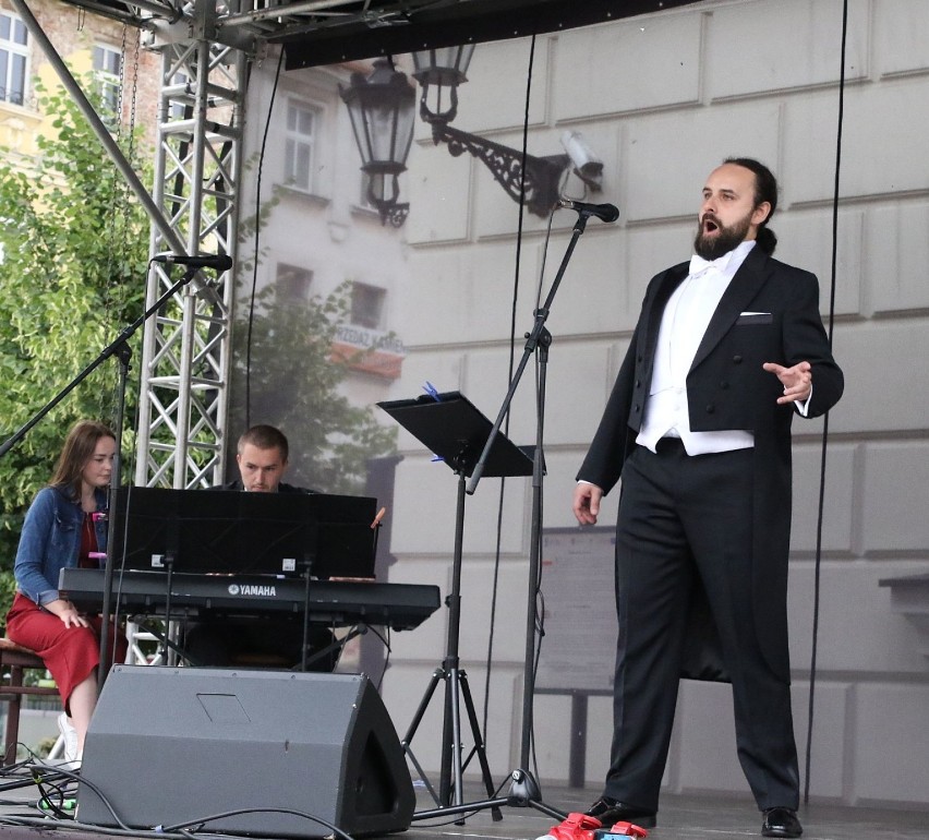 Muzyczny Rynek w Kaliszu. Koncert "Arie z uśmiechem i...