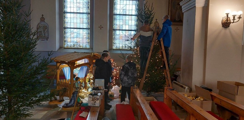 Uczniowie z Szkoły Podstawowej w Siedlcu przygotowali dekoracje w miejscowym kościele