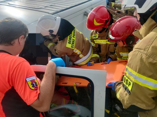 Działania straży pożarnej polegały na stabilizacji pojazdu, wykonaniu dostępu do poszkodowanego, udzieleniu kwalifikowanej pierwszej pomocy osobie poszkodowanej, odłączeniu akumulatora w pojeździe oraz sprawdzeniu terenu działań.