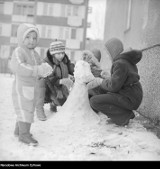 Zima w mieście w PRL. Na ulicach śnieg, fiaty i syreny, a na sankach dzieci i dorośli [ARCHIWALNE ZDJĘCIA]