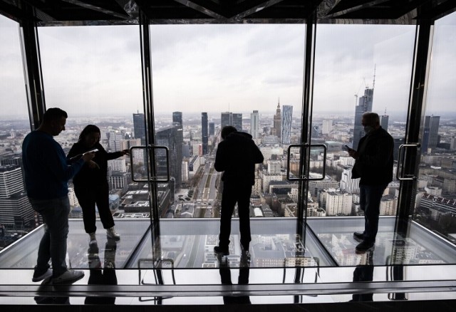 Na 46 piętrze budynku otwiera się właśnie Skyfall Warsaw  z panoramicznym widokiem na centrum Warszawy. Sercem miejsca jest znajdująca się na wysokości niemal 200 metrów czteroosobowa platforma ze szklaną podłogą, która wychyla się na zewnątrz budynku o 15 stopni, oferując odwiedzającym wrażenia niespotykane dotąd w Europie.

Skyfall Warsaw jest bowiem jedyną tego typu atrakcją na starym kontynencie, podobne znaleźć można dopiero za oceanem. W Chicago w budynku Willis Tower znajduje się posiadający szklaną podłogę Skydeck, a w wieżowcu 360 Chicago zainstalowano wychylający się Tilt. Skyfall Warsaw jest o tyle wyjątkowy, że łączy obie te atrakcje stając się jedynym takim miejscem na świecie.

Ceny będą ustalane dynamicznie, a za wejście zapłacimy od 30 do 40 złotych. 

Więcej na temat tego miejsca pisaliśmy TUTAJ. 
