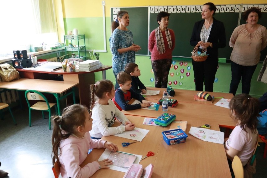 Dzieci z Ukrainy szybko uczą się języka polskiego – chwali...