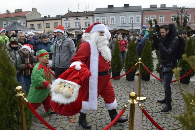 W Rynku rozpoczęła się świąteczna impreza Miasto Świętego Mikołaja. Dzieci bawiły się czekając na przybycie gościa z Laponii. Wreszcie przybył, przywitał się i zaczął przyjmować skierniewickie rodziny, a przede wszystkim dzieci w swoim domku. Będzie dziś, czyli w niedzielę 15 grudnia, przyjmował i rozdawał prezenty do godz. 16. Tymczasem w Rynku dzieje się wiele innych atrakcji.