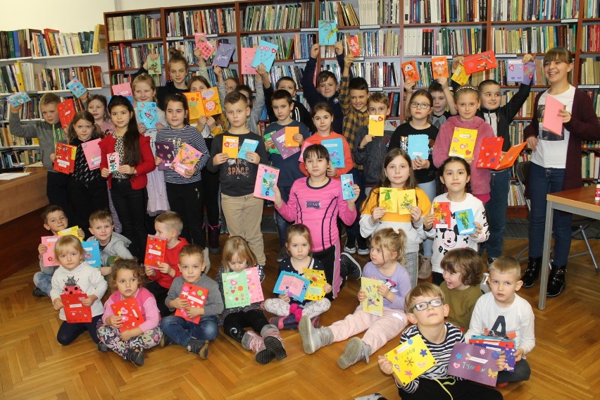 Warsztaty plastyczne z okazji Dnia Babci i Dziadka  w międzyzdrojskiej bibliotece