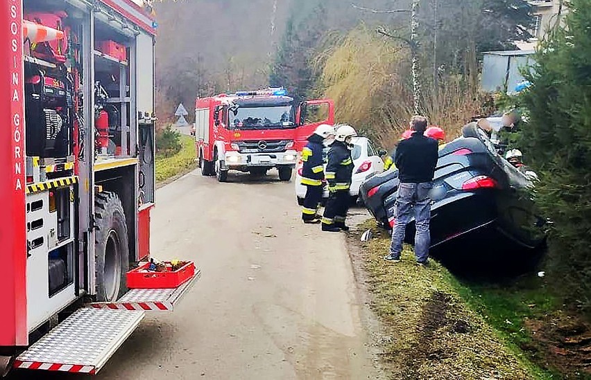 Walowa Góra. Samochód osobowy w rowie wywrócony kołami do góry