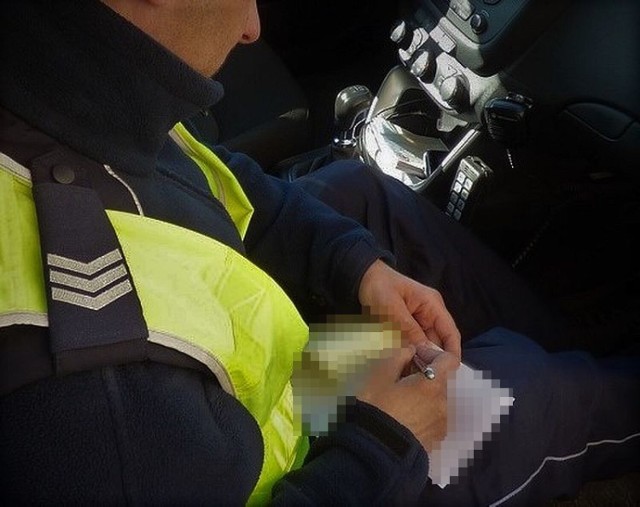 Niecodzienny przebieg miała jedna ze środowych interwencji lęborskich policjantów. Dla 44-letniego mężczyzny, który wezwał mundurowych, zakończyła się trzema wysokimi mandatami.