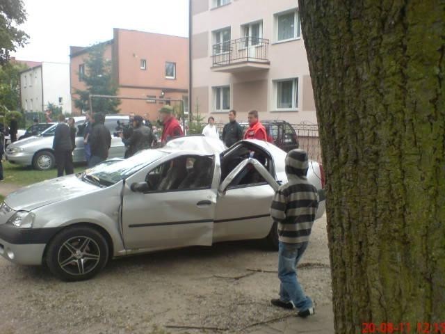 Władysławowo: Ochroniarze i wolontariusze uratowali pasażerów auta przygniecionego przez drzewo