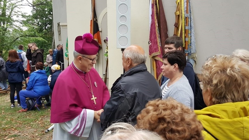 Tysiące ludzi spotkało się na obchodach kalwaryjskich na Górze św. Anny. Nabożeństwo ze świecami