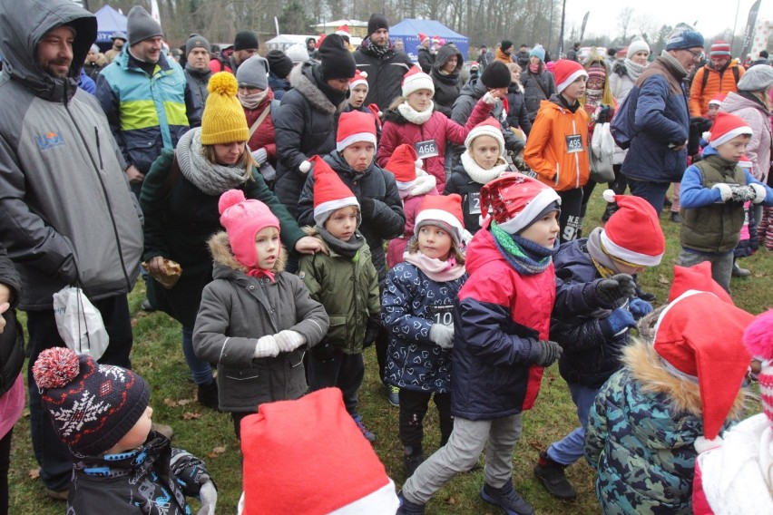 Bieg Mikołajkowy 2019 dla dzieci w Katowicach [ZDJĘCIA]. Działo się w Dolinie Trzech Stawów.