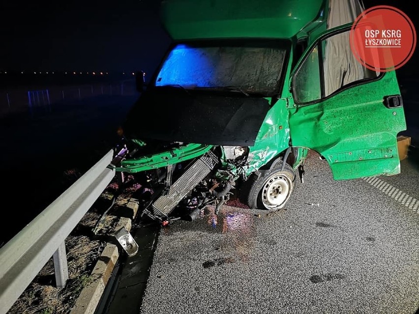 Wypadek na autostradzie A2 pod Łowiczem. Dwie osoby trafiły do szpitala [ZDJĘCIA]