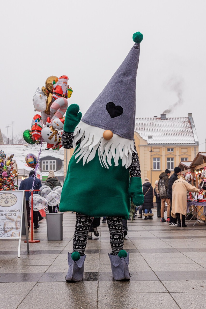 Magia świąt na Jarmarku Bożonarodzeniowym w Szamotułach! Miasto odwiedził Święty Mikołaj i jego pomocnicy 