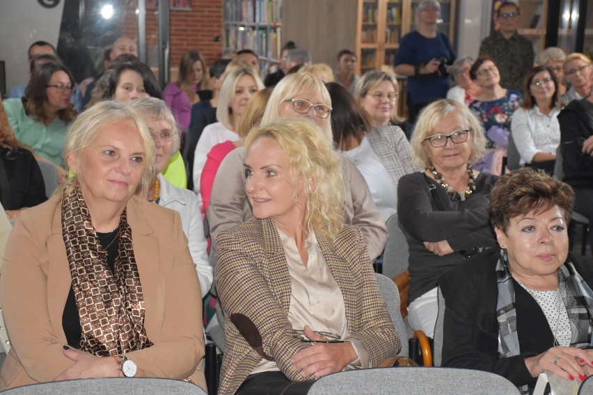 Pleszew. O najnowszej książce, programach telewizyjnych, podróżach i... koszulach. Marcin Meller był gościem pleszewskiej biblioteki