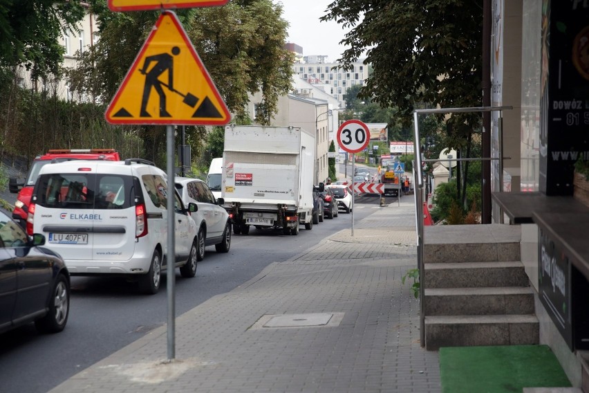 Lublin. Omijaj ul. Dolną 3 Maja. Będą tam układali asfalt: 18 sierpnia wahadło, później ulica zamknięta dla ruchu