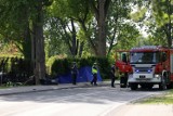 Tragiczny wypadek w Wilanowie. Auto uderzyło w drzewo i spłonęło. Są ofiary