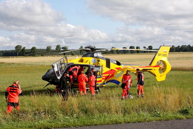 Śmiertelny wypadek pod Sławnem: kierowca Renaulta został zabrany do szpitala w Słupsku śmigłowcem Lotniczego Pogotowia Ratunkowego