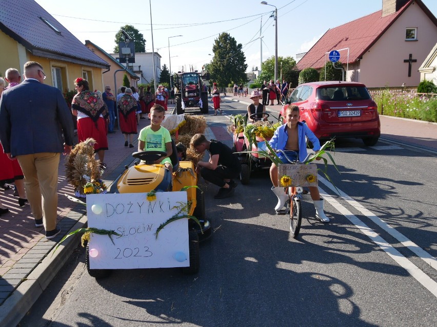 Słocin świętuje dożynki: rolnicy dziękują za plony, a mieszkańcy bawią się przy muzyce 