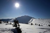 Karkonosze. W górach leży śnieg , na szlakach ślisko