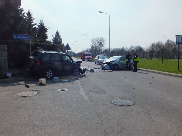 Wypadek w Zamościu na Promiennej: czołowe zderzenie toyoty z renault