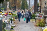 Sądeczanie ruszyli na cmentarze. Kupują kwiaty i zapalają znicze na grobach najbliższych [ZDJĘCIA]