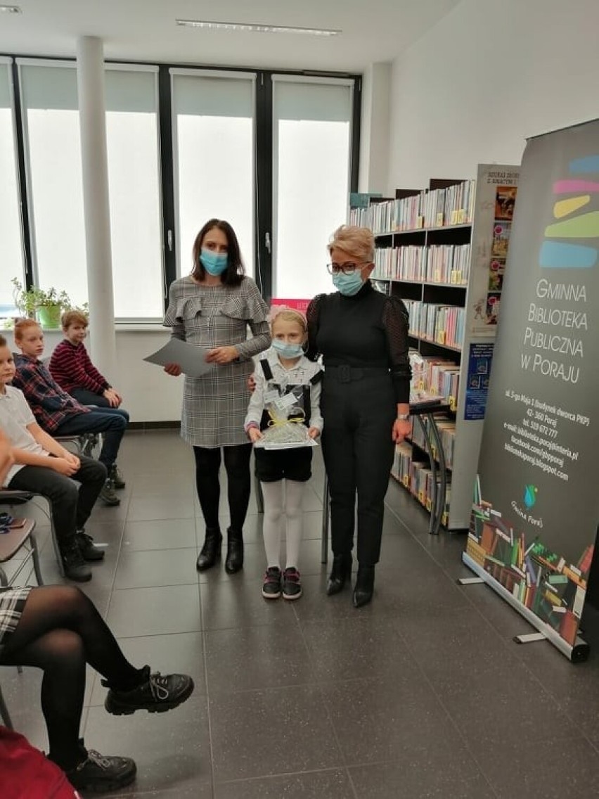 Laureaci konkursu plastycznego  "Wrażliwi na poezję" w bibliotece w Poraju ZDJĘCIA