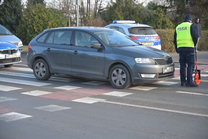 Potrącenie starszej kobiety na "pasach" w centrum Grudziądza. Trafiła do szpitala