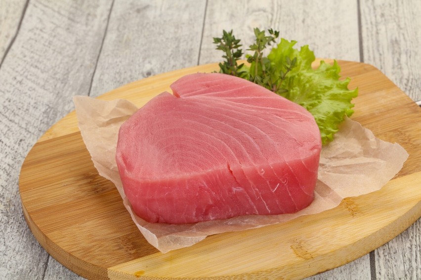 W mięsie tuńczyka można trafić na różne stężenie rtęci,...