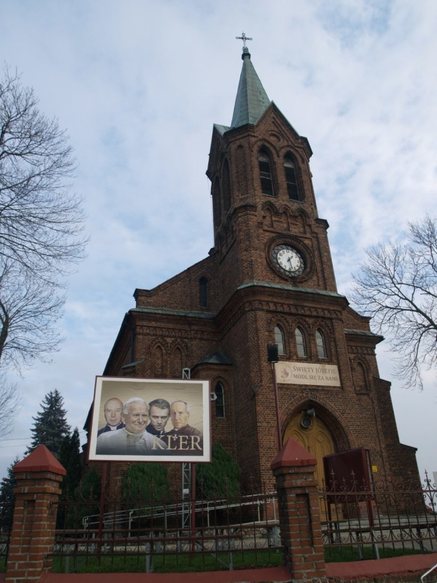 Na kościele w Liskowie pojawił się baner z napisem "Kler". Proboszcz promuje zasłużonych kapłanów i odpowiada na film