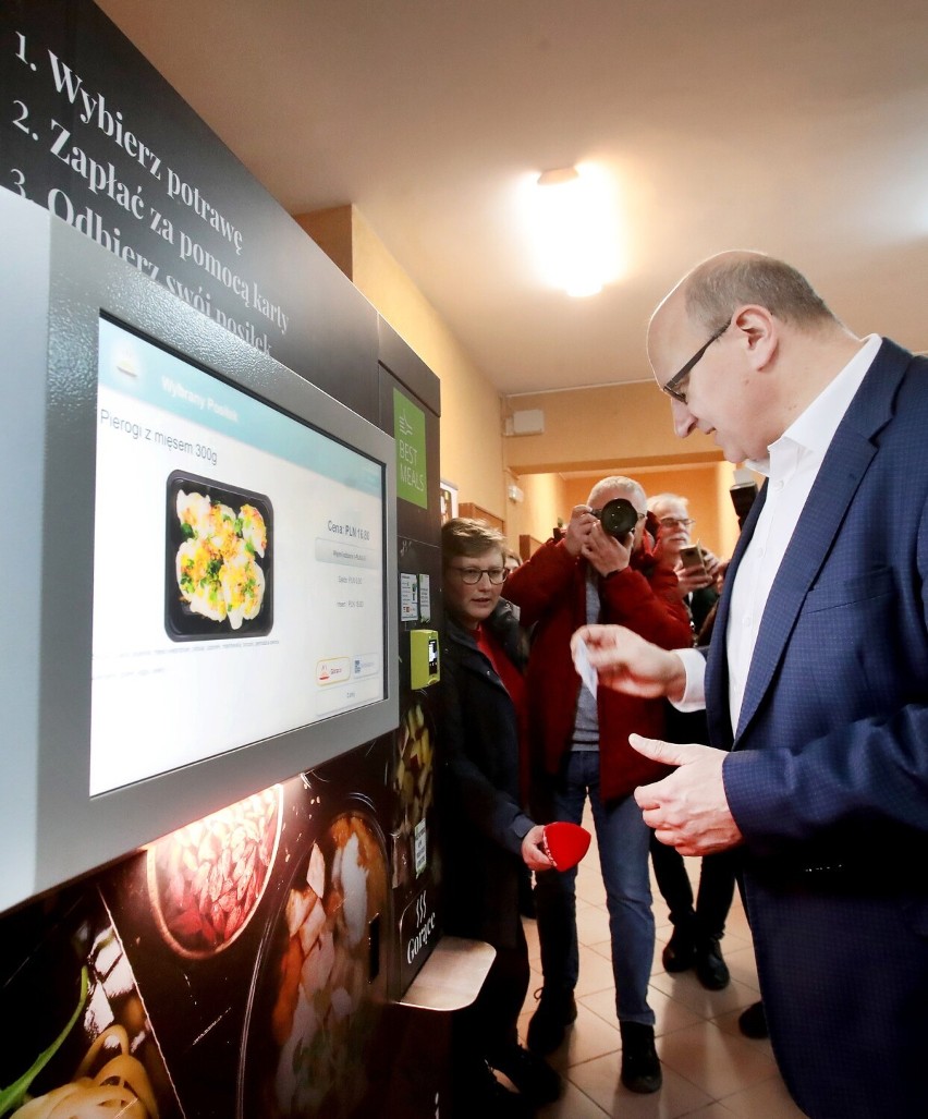 Politechnika Morska uruchomiła automat z gotowymi obiadami dla studentów [ZDJĘCIA]