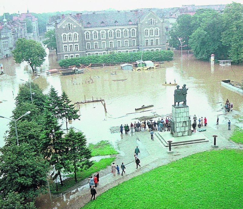 Widok na pl. Słowiański.  Woda dochodziła tu do pomnika...