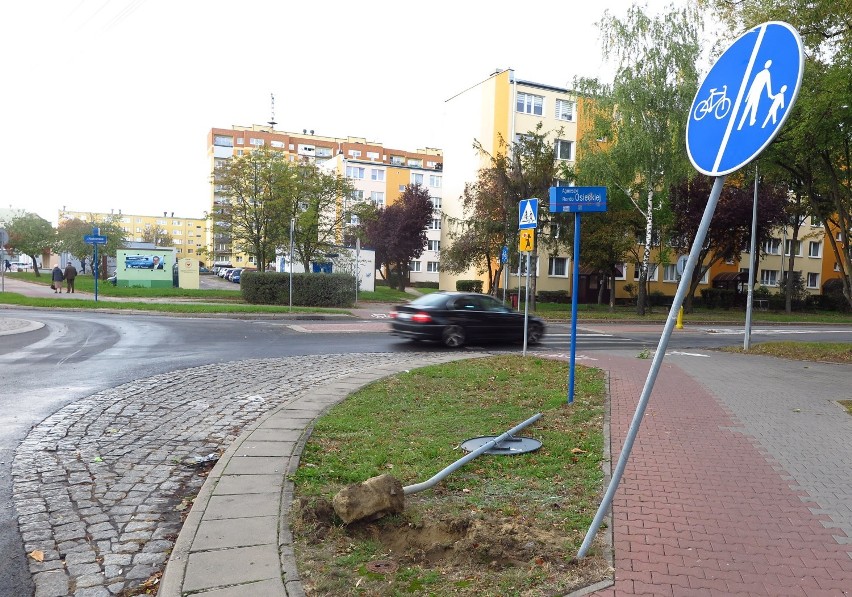 Wypadek na rondzie Agnieszki Osieckiej w Piotrkowie. Motocyklista - kursant nauki jazdy potrącony przez vw lupo