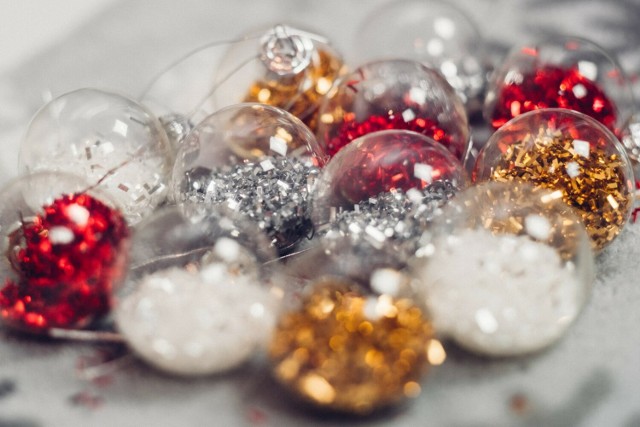 Bombki szklane to pomysł na wykreowanie w domu magicznej atmosfery Bożego Narodzenia. Zobacz, jak pięknie można ozdobić przezroczyste bombki na świąteczne drzewko.