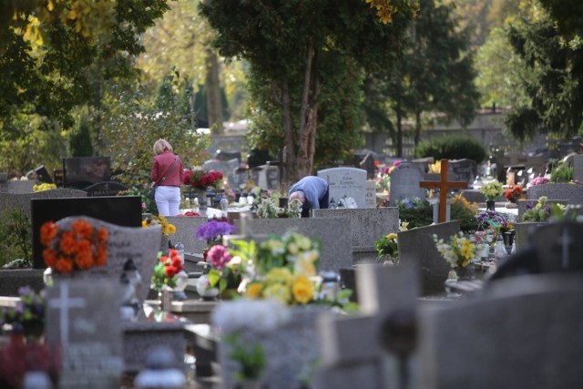 Rząd zamyka cmentarze. Cmentarze będą zamknięte od soboty do poniedziałku