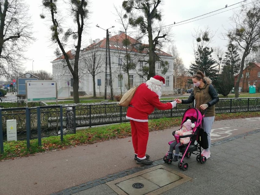 Mikołajki w Pruszczu Gdańskim. Mikołaj ze Śnieżynkami przyniósł dzieciom moc słodkości. |ZDJĘCIA