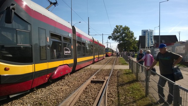 Zderzenie tramwaju z samochodem ciężarowym na Zgierskiej w Łodzi